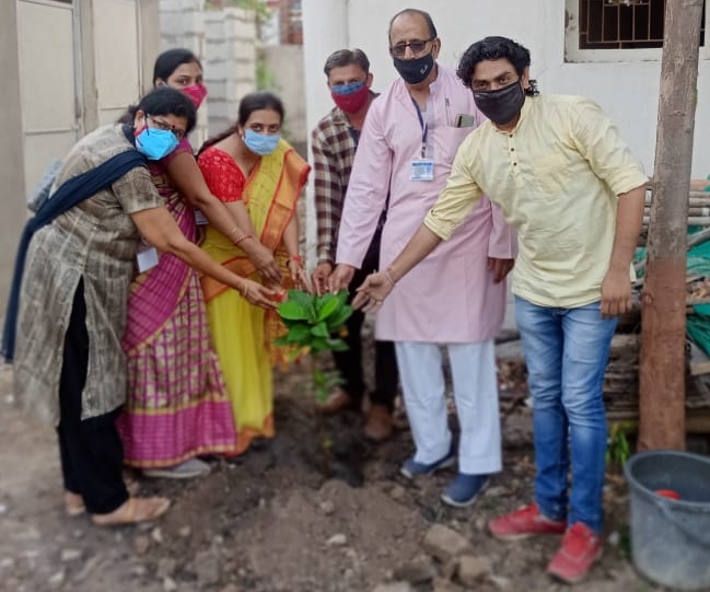 बाल सहारा गृह परिसर में बाल कल्याण समिति बुरहानपुर के सदस्यों ने विजिट कर किया वृक्षारोपण | New India Times