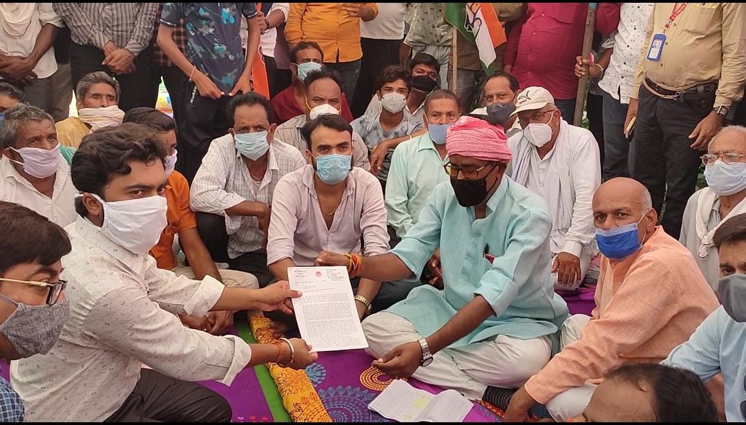 सड़क निर्माण कार्य में लापरवाही एवं घटिया निर्माण कार्य को लेकर विधायक हर्ष यादव ने ग्रामीणों के साथ धरना देकर राज्यपाल के नाम सौंपा ज्ञापन | New India Times