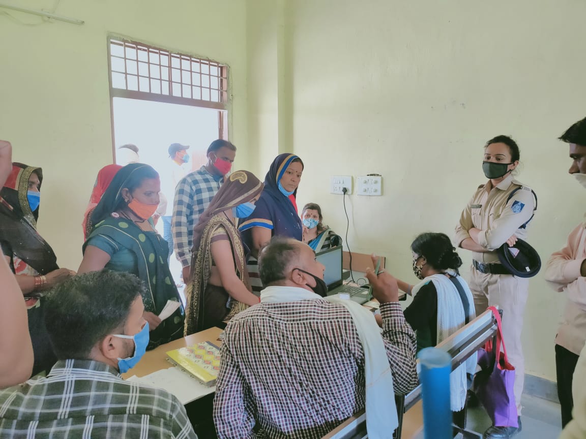 वैक्सीनेशन महाभियान हुआ फेल, वैक्सीन की सभी केंद्रों पर हो रही है भारी किल्लत, परेशान होकर घर लौटे लोग, तो कुछ करते रहे घंटों इंतजार | New India Times