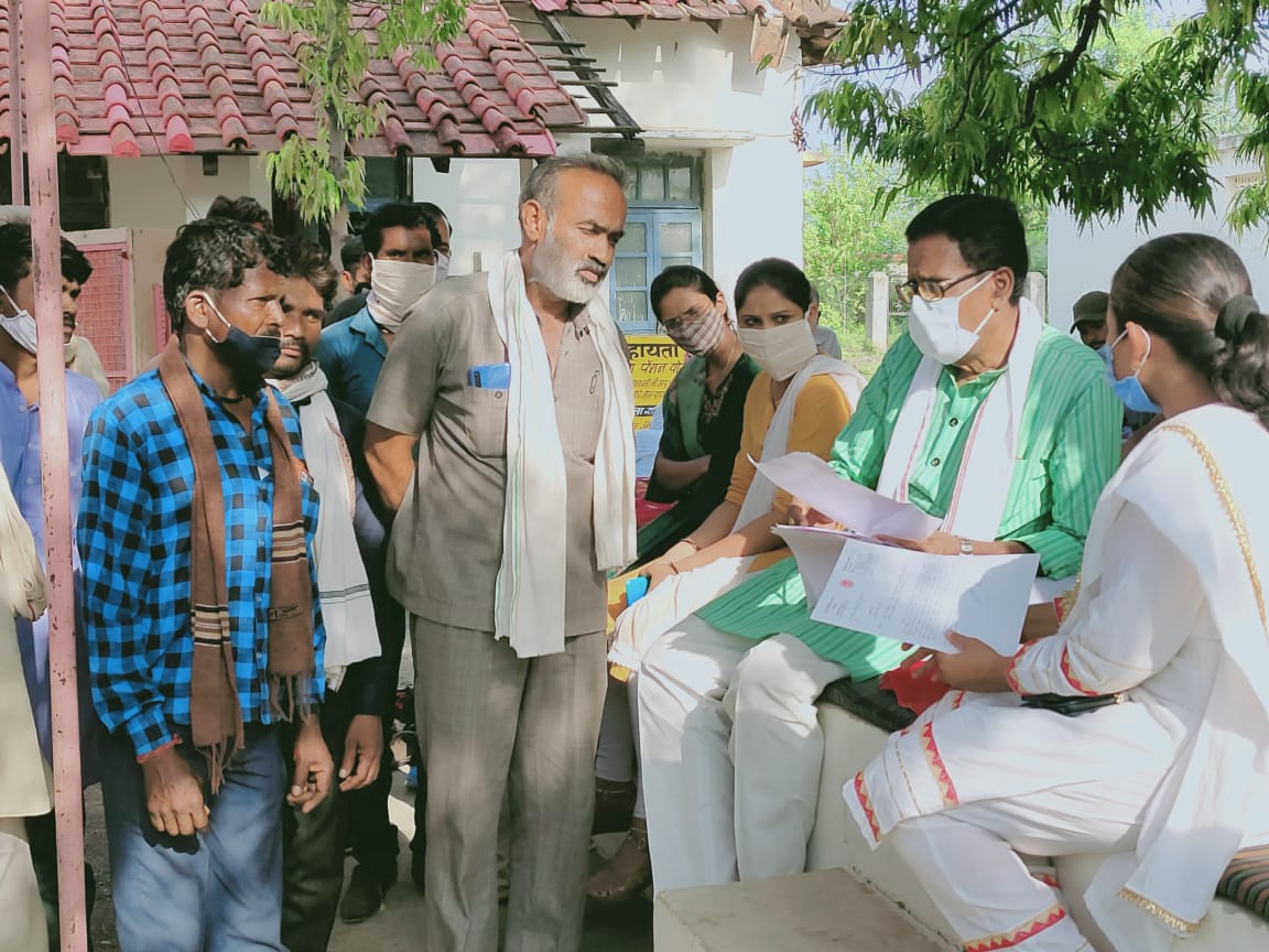 क्षेत्रीय विधायक हर्ष यादव ने जनता दरवार लगाकर ग्रामीणों की समस्याएं सुन किया मौके पर निराकरण | New India Times