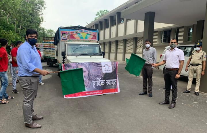कलेक्टर ने झंडी दिखाकर किया वाहन को रवाना, गर्ल्स संस्था 231 गांवों में 3432 राहत किटों का करेगी वितरण | New India Times