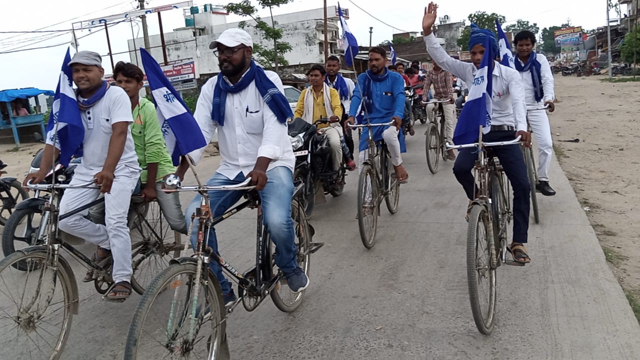 कल्लू गौतम विधानसभा अध्यक्ष भीम आर्मी इटवा के नेतृत्व में जाति जोड़ो समाज जोड़ो अभियान के तहत इटवा से निकाली गई साइकिल रैली | New India Times