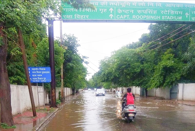 रेस्टोरेशन नहीं होने से सड़कें हुए फिसलन भरी, राहगीर हो रहे हैं चोटिल | New India Times