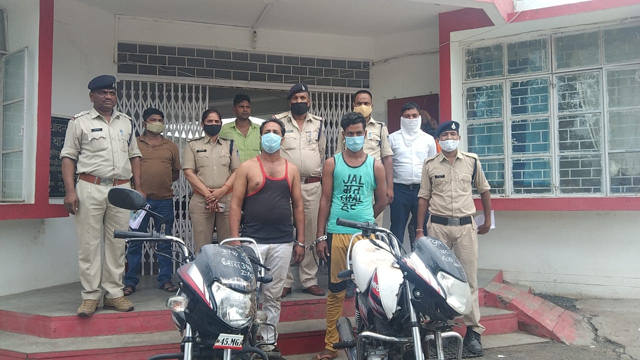थान्दला में थाना प्रभारी का पद ग्रहण करने के कुछ घन्टों बाद मोटर साइकिल लूट को अंजाम देने वाले लुटेरों को थाना प्रभारी ने पुलिस टीम के साथ किया गिरफ्तार | New India Times