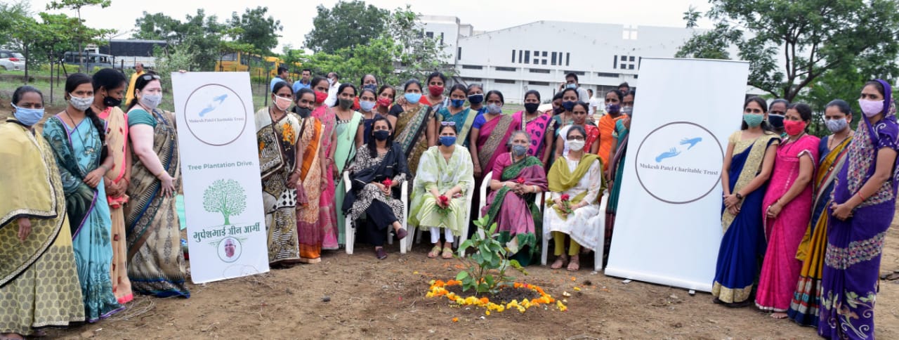 भूपेशभाई ग्रीन आर्मी ने द्वेता गारमेंट में किया वृक्षारोपण | New India Times