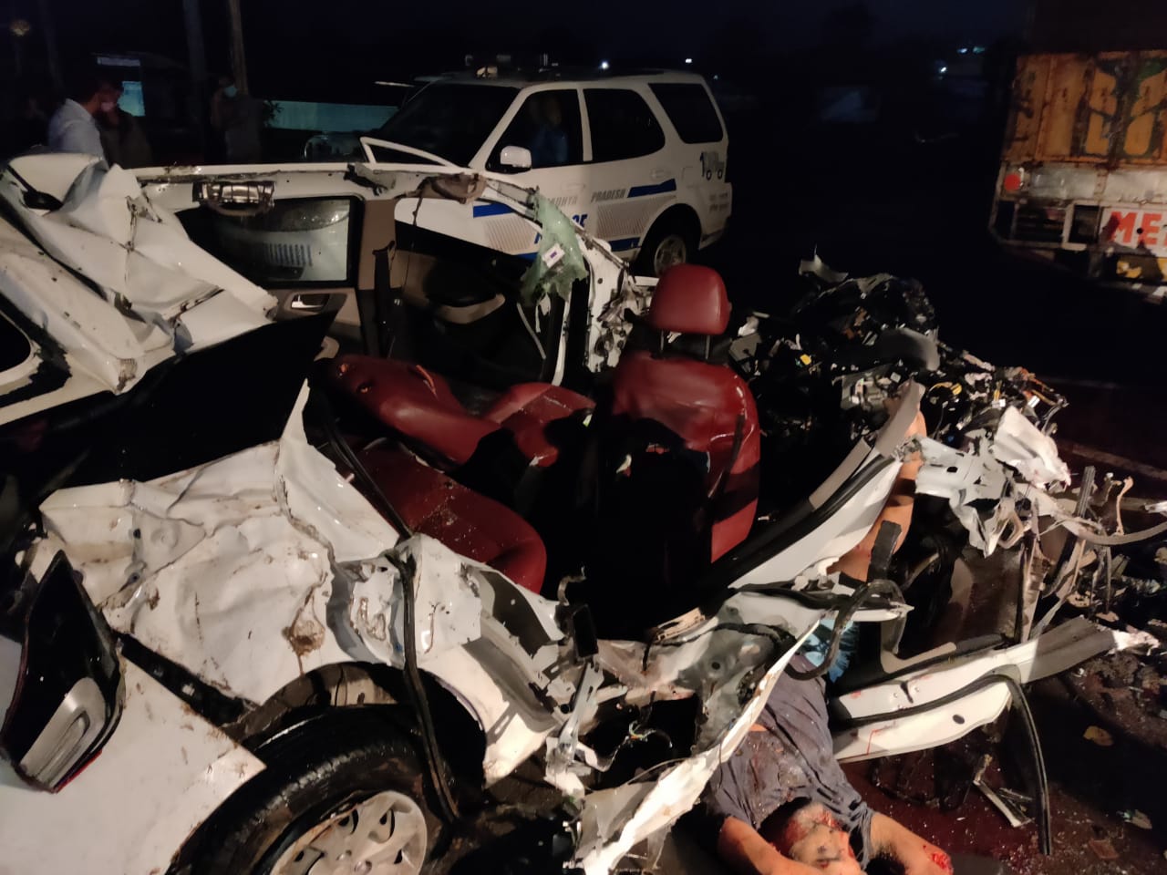 कार और ट्रक में ज़बरदस्त भिड़ंत मौके पर ही चार लोगों की दर्दनांक मौत | New India Times