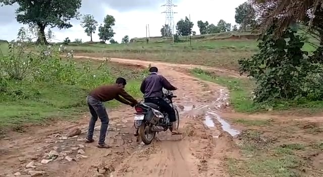 रोड इतनी बदहाल धक्का मार कर ले जा रहे वाहन चालक, ग्रामीणों ने की रोड़ निर्माण करने की मांग | New India Times