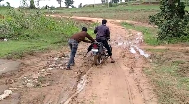 रोड इतनी बदहाल धक्का मार कर ले जा रहे वाहन चालक, ग्रामीणों ने की रोड़ निर्माण करने की मांग | New India Times