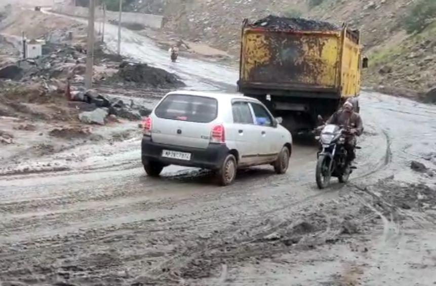 कीचड़ व दलदल में तब्दील हिंगलाज मंदिर पहुंच मार्ग, हिंदू सेना ने मोहन कॉलरी प्रबंधक को पत्र लिखकर जुन्नारदेव क्षेत्र अंतर्गत कोयला परिवहन ठप्प करने की दी चेतावनी | New India Times