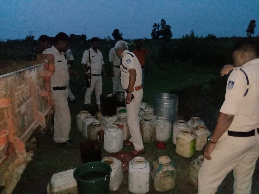 पुलिस ने दबिश देकर कच्ची देशी शराब और अन्य सामग्री किया बरामद | New India Times