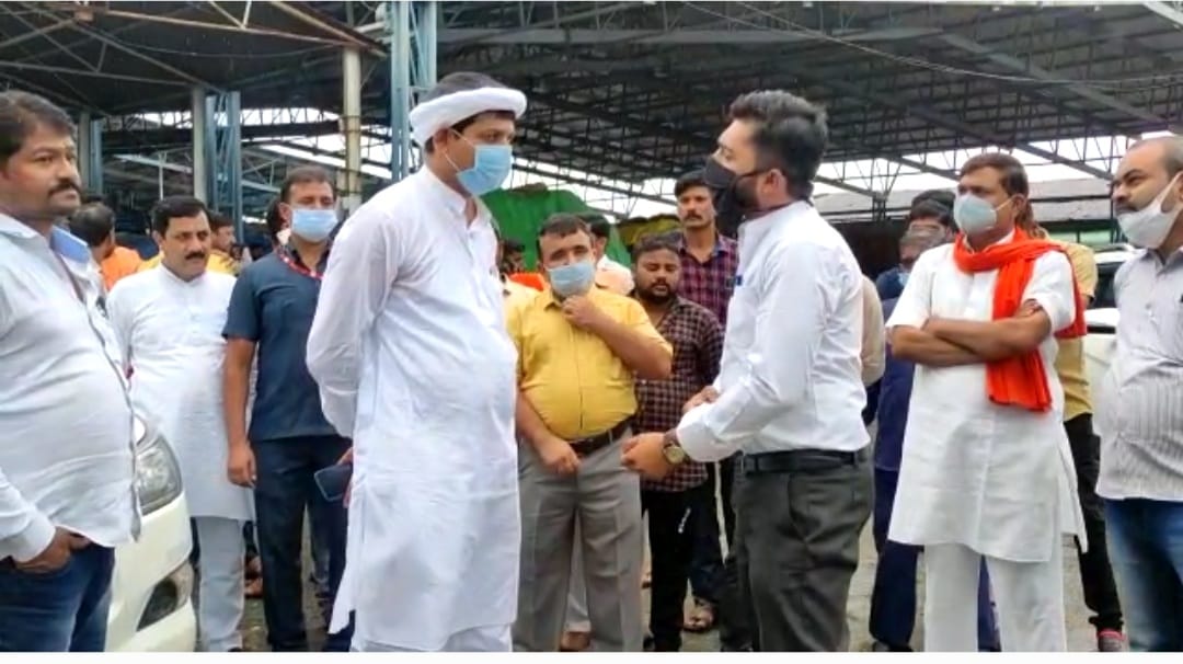 भाजपा कार्यकर्ताओं व किसानों की शिकायत पर मंडी प्रांगण में चल रहे मूंग खरीदी केन्द्रों का खाद्य नागरिक आपूर्ति निगम आयोग के अध्यक्ष ने किया औचक निरीक्षण | New India Times