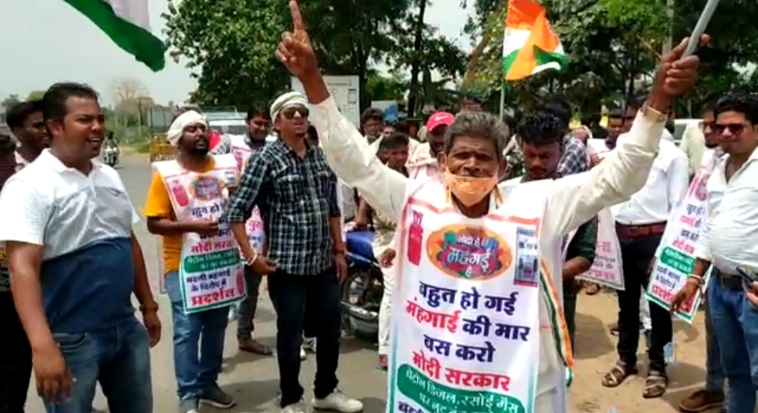 युवक कांग्रेस थांदला विधानसभा उपाध्यक्ष अरुण ओहारी के नेतृत्व में ताली थाली बजाकर और साईकिल रैली निकाल कर महंगाई के विरोध में किया गया अनोखा प्रदर्शन | New India Times