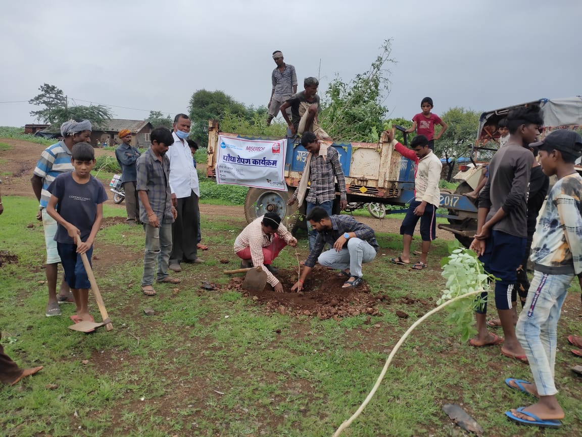 पोषण एवं हरियाली के लिए IGSSS संस्था की पहल, ग्रामीणों के सहयोग से लगाए 2000 पौधे | New India Times