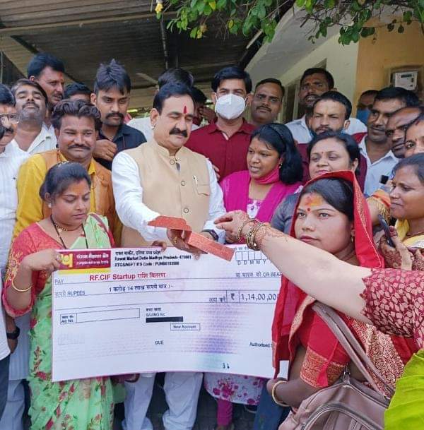 गृह मंत्री ने समूह की दीदियों को दिया एक करोड़ 14 लाख रुपये का चेक | New India Times
