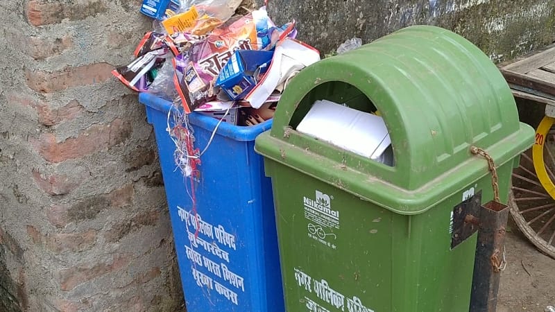 नगर पालिका द्वारा लावारिस छोड़ दिए गए कचरे के डब्बे, कचरे से भरने के बाद उड़ रहा कचरा, जिम्मेदारों द्वारा नहीं दिया जा रहा है ध्यान | New India Times