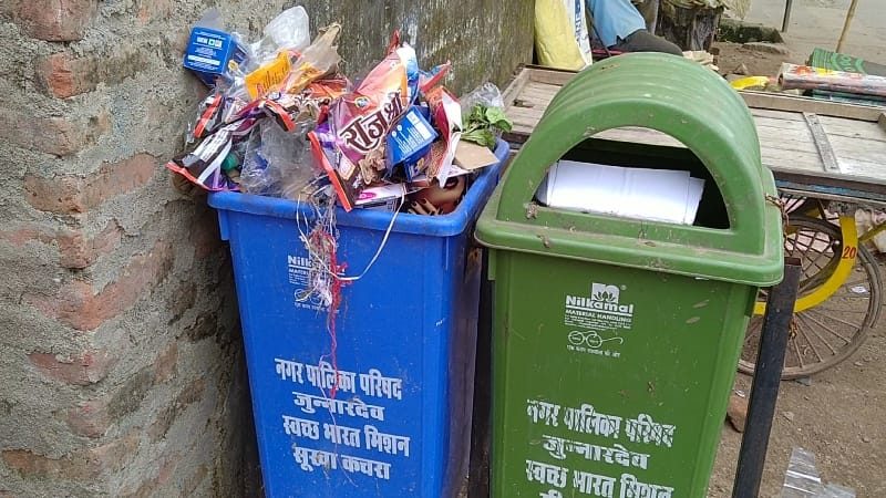 नगर पालिका द्वारा लावारिस छोड़ दिए गए कचरे के डब्बे, कचरे से भरने के बाद उड़ रहा कचरा, जिम्मेदारों द्वारा नहीं दिया जा रहा है ध्यान | New India Times