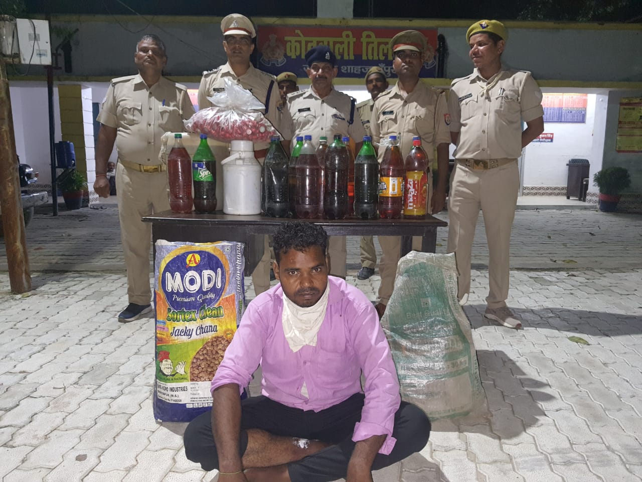 पुलिस व अबकारी विभाग की टीम ने देसी शराब के ठेके पर मारा छापा, अवैध शराब बरामद, एक आरोपी गिरफ्तार दो फरार | New India Times