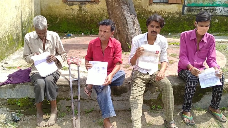 ग्रामीणों ने जिम्मेदारों पर लगाया सूचना न देने का आरोप, दिव्यांगों द्वारा जनपद पंचायत पहुंचकर की गई शिकायत | New India Times