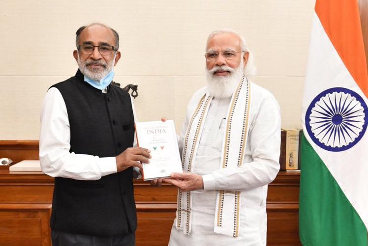 प्रधानमंत्री को के जे अल्फोंस ने अपनी किताब 'एक्सेलरेटिंग इंडिया 7 इयर्स ऑफ मोदी गवर्नमेंट' की भेंट | New India Times