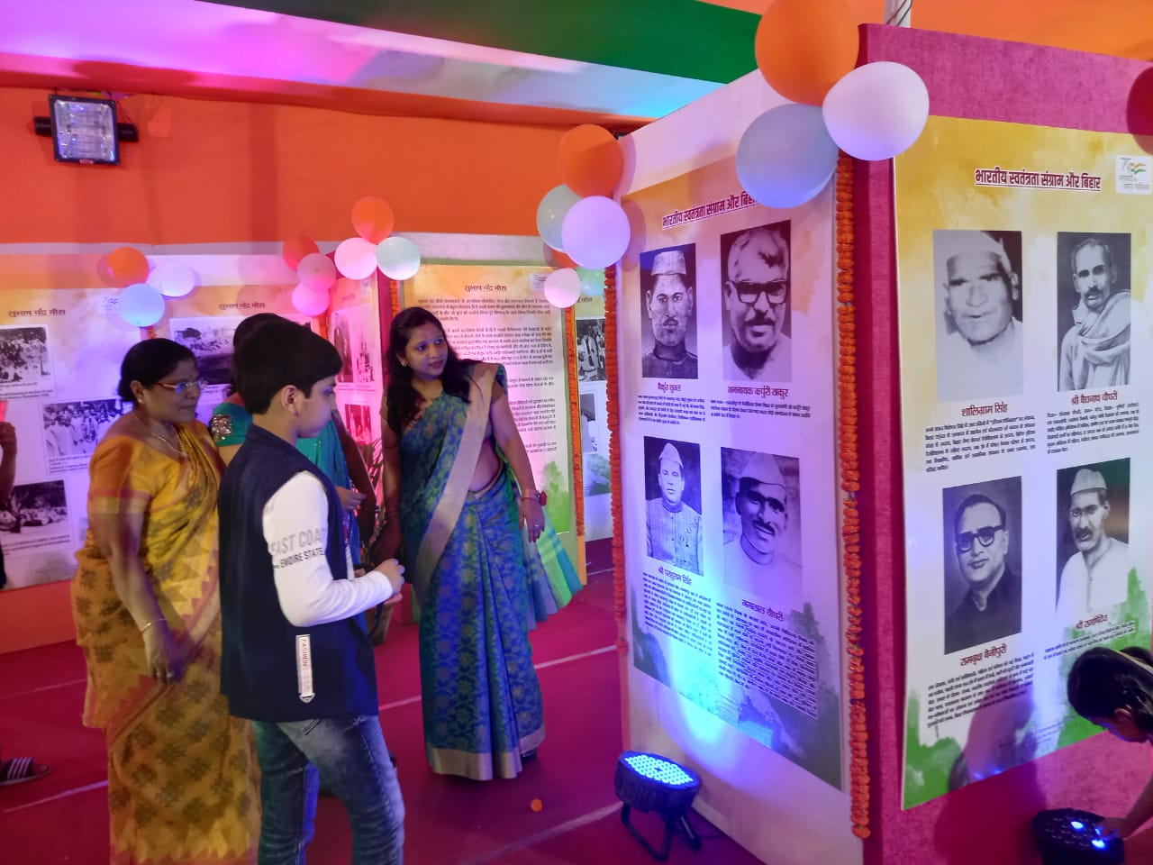 आरा में ‛अमृत महोत्सव, फोटो प्रदर्शनी' के दूसरे दिन उमड़ी भीड़ | New India Times