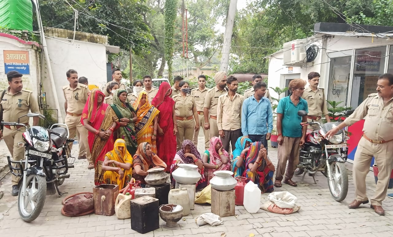 अवैध शराब के कारोबारियों पर पुलिस ने कसा शिकंजा, 10 महिला व 3 पुरूष आरोपियों को पुलिस ने किया गिरफ्तार | New India Times