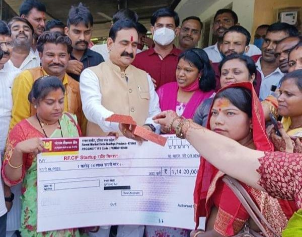 गृह मंत्री ने समूह की दीदियों को दिया एक करोड़ 14 लाख रुपये का चेक | New India Times