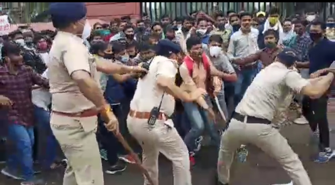 बेरोज़गारी को लेकर प्रदर्शन कर रहे युवकों पर भोपाल पुलिस ने जम कर बरसाईं लाठियां, कई युवा हुए घायल | New India Times