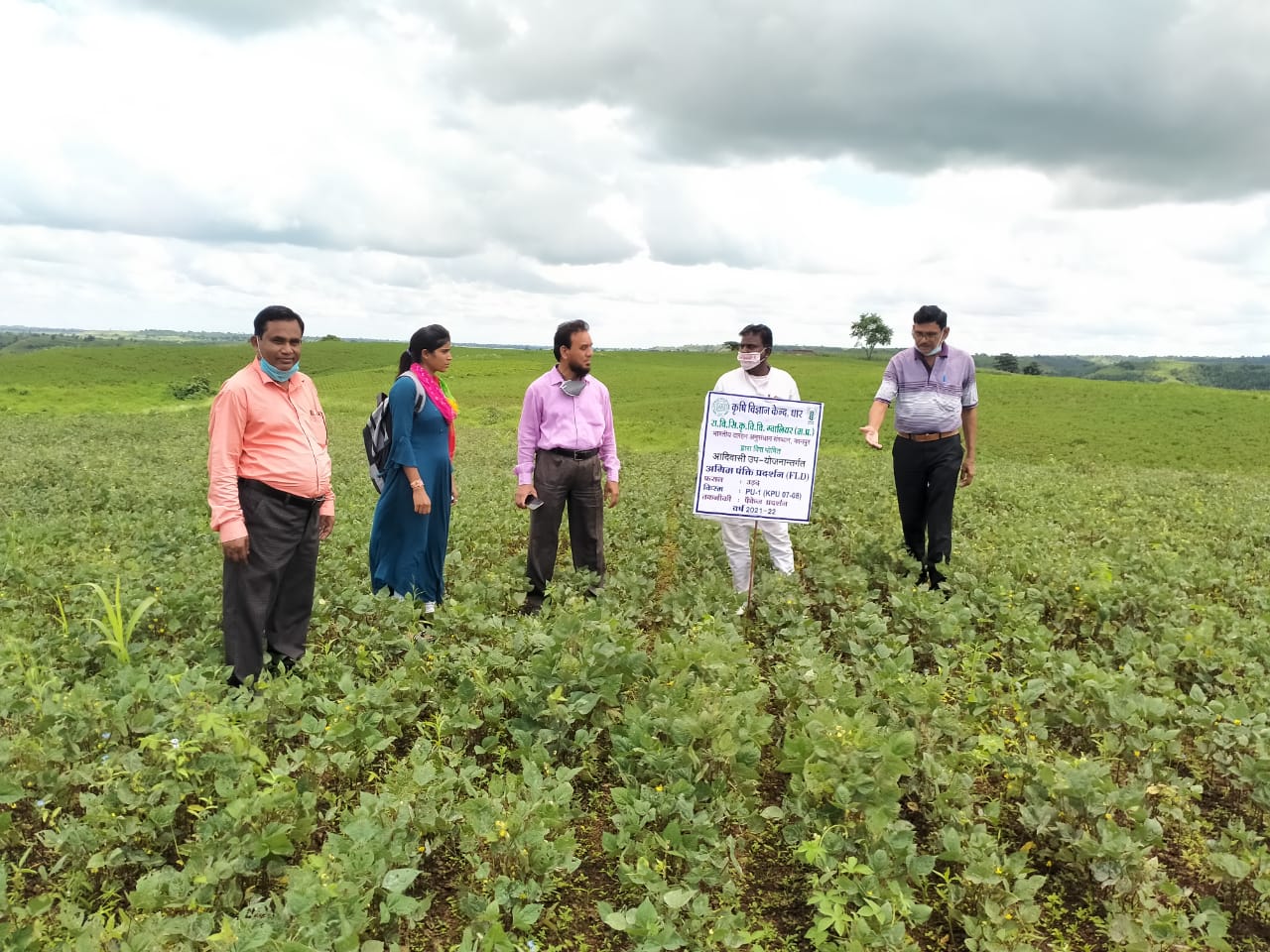 सीएफटी के अंतर्गत ग्राम अंबापुरा में कृषि विज्ञान केंद्र और आत्मा परियोजना द्वारा एस एच समूह को दिया गया कृषि तकनीकी का प्रशिक्षण | New India Times