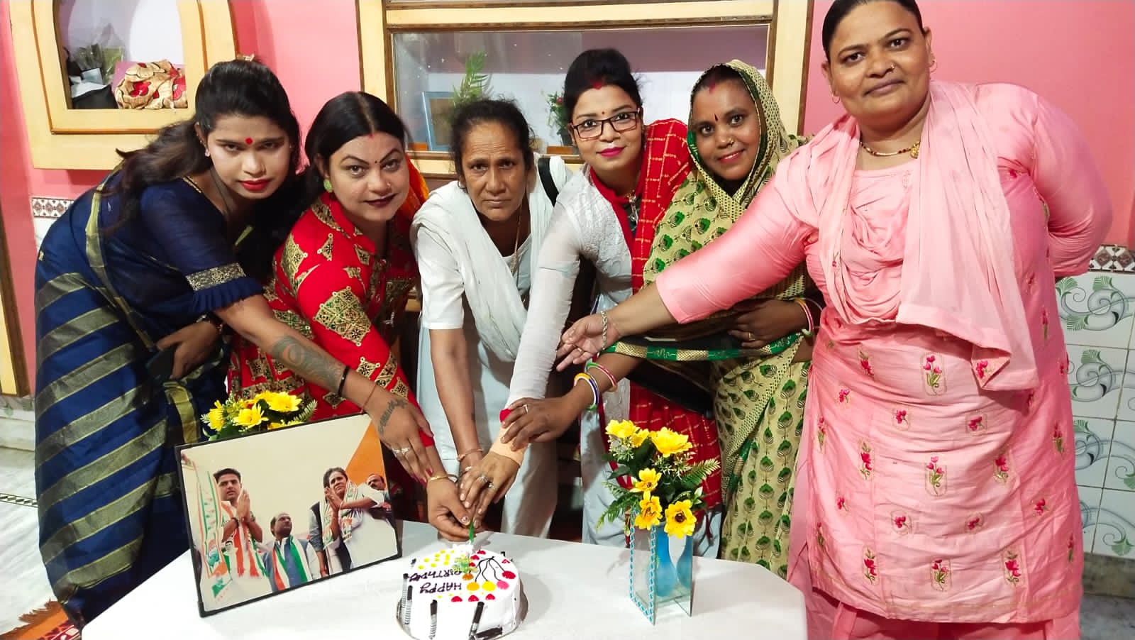 पूर्व पार्षद शोभा बाई ने केक काटकर मनाया सचिन पायलट जी का जन्मदिन | New India Times