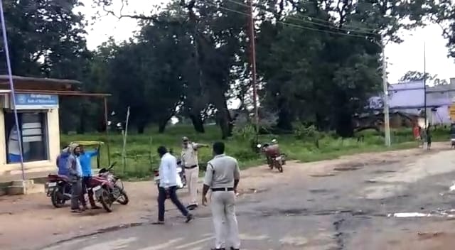 बिना हेल्मेट वाले बाइक चालकों पर पुलिस द्वारा की गई चालानी कार्रवाई | New India Times