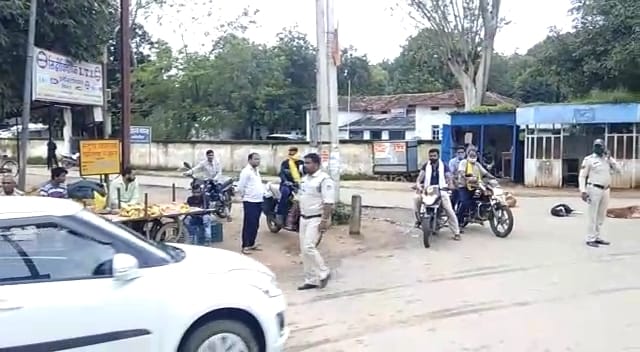 बिना हेल्मेट वाले बाइक चालकों पर पुलिस द्वारा की गई चालानी कार्रवाई | New India Times