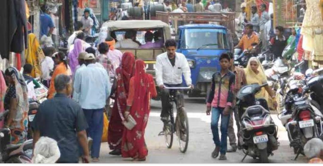 गोला में अतिक्रमण के चलते राहगीरों का निकलना हुआ मुश्किल | New India Times