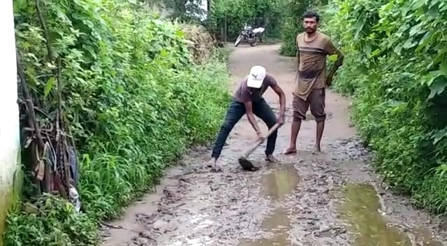 बारिश होने के बाद कीचड़ दलदल से आवागमन करने को मजबूर ग्रामवासी स्वयं से ही बना रहे हैं रास्ता | New India Times