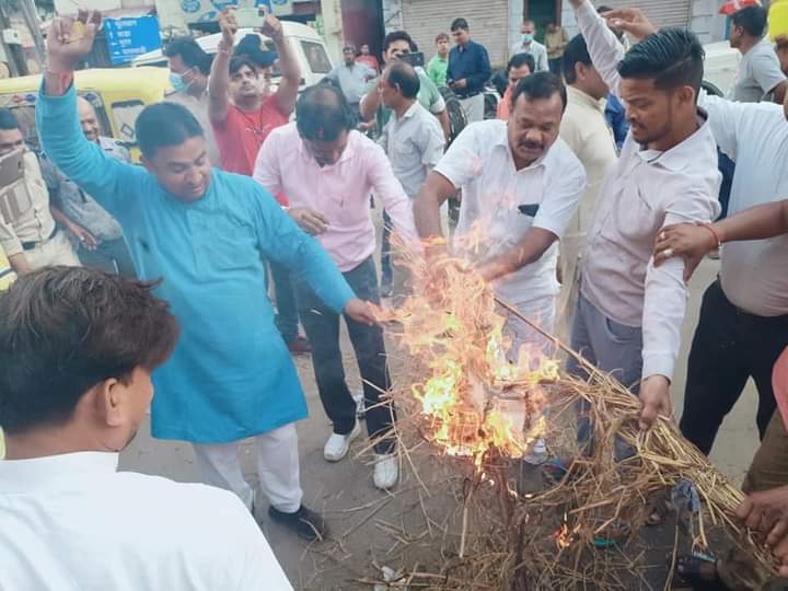 भाजपा सरकार की नीतियों के खिलाफ शहर जिला कांग्रेस कमेटी के आह्वान पर कांग्रेसी कार्यकर्ताओं ने फूंका सरकार का पुतला | New India Times