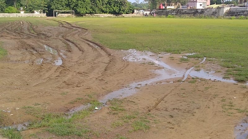 नेहरू स्टेडियम खेल मैदान कीचड़ और दलदल में तब्दील, खेल प्रेमी सहित विद्यार्थी हो रहे हैं खेल से वंचित | New India Times