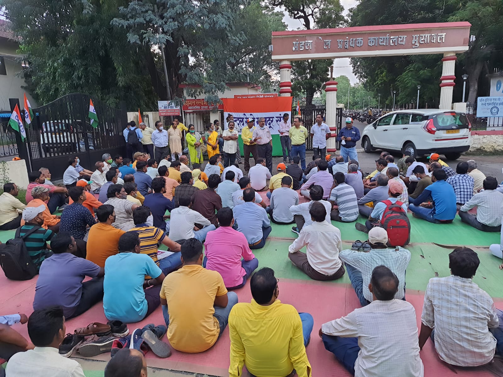 रेलवे निजीकरण नीति के खिलाफ सीआरएमएस का विरोध प्रदर्शन, डीआरएम कार्यालय के द्वार के सामने सभा लेकर सीआरएमएस का विरोध  | New India Times