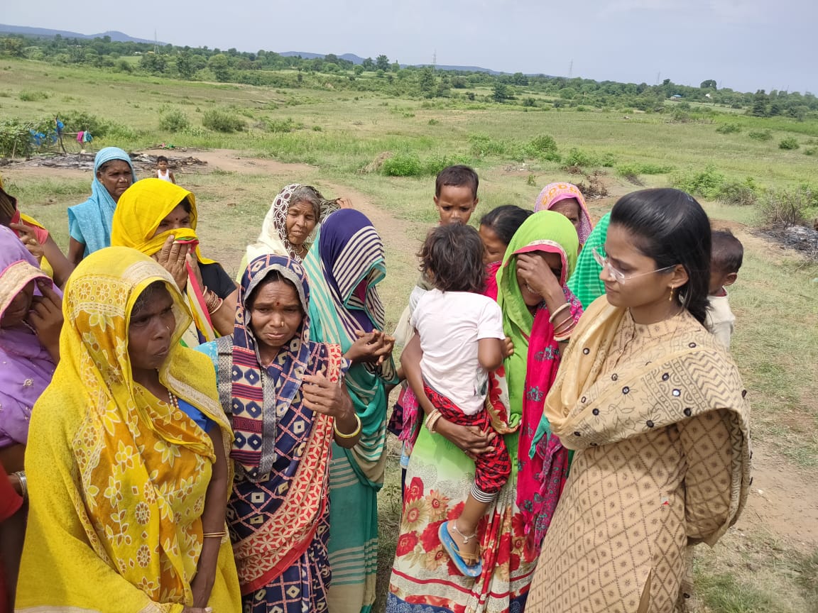 चरगुवा में वन विभाग के अधिकारियों ने आदिवासियों के जलाये आशियानें, 19 परिवारों को किया बेघर. भाजपा सरकार की नीति दलित विरोधी: आंचल आठया | New India Times