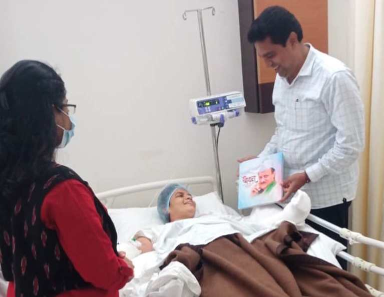 एनसीपी लीडर डाॅ आसिफ शेख ने सहायक आयुक्त श्रीमती कल्पिता पिंगले से अस्पताल में भेंट कर पुस्तक की भेंट | New India Times