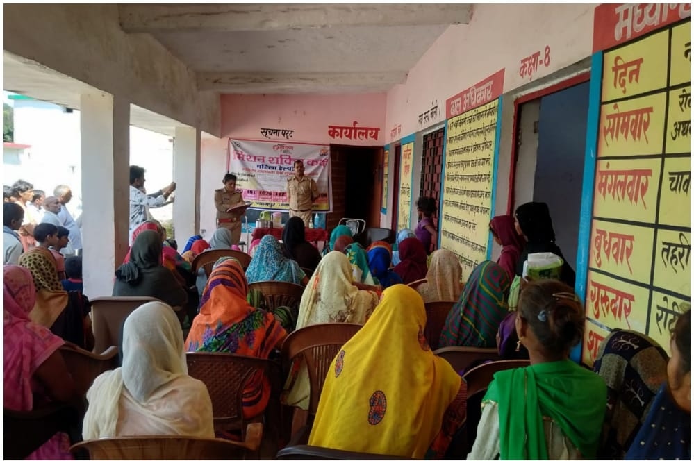 महिलाओं को पूर्ण सुरक्षा का वादा देते हुए सरकार द्वारा महिलाओं हेतु प्रचलित योजनाओं के बारे चौकी इंचार्ज दे रहे हैं जानकारी. | New India Times