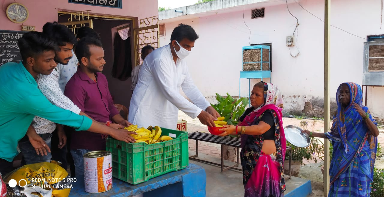 माधवराव सिंधिया जी की पुण्यतिथि पर सत्येन्द्र शर्मा ने कुष्ट आश्रम में फल एवं खाद्य सामग्री की वितरित | New India Times