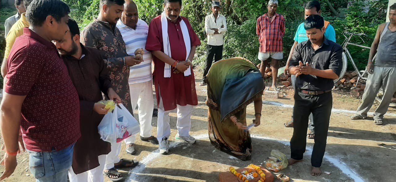 ब्लाक प्रमुख ओम प्रकाश शुक्ला द्वारा किया गया इंटरलॉकिंग रोड का शिलान्यास | New India Times