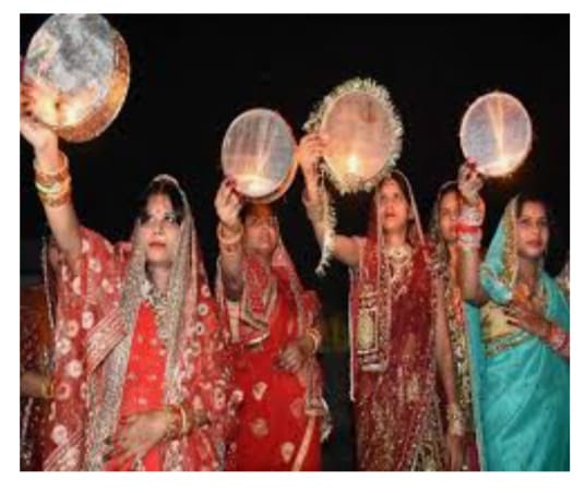 पति की लंबी उम्र के लिए सुहागिन महिलाओं ने रखा करवा चौथ का व्रत, चांद के दीदार के बाद पति के हाथों जल ग्रहण कर तोड़ा जाएगा व्रत: प्रेमबाला गुप्ता | New India Times