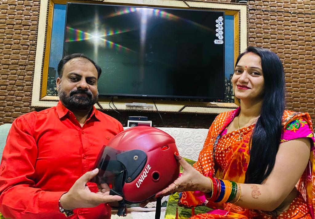 करवा चौथ पर चलाया गया हेल्मेट के प्रति जागरूकता अभियान, बहुत सारी महिलाओं ने इसमें लिया हिस्सा | New India Times
