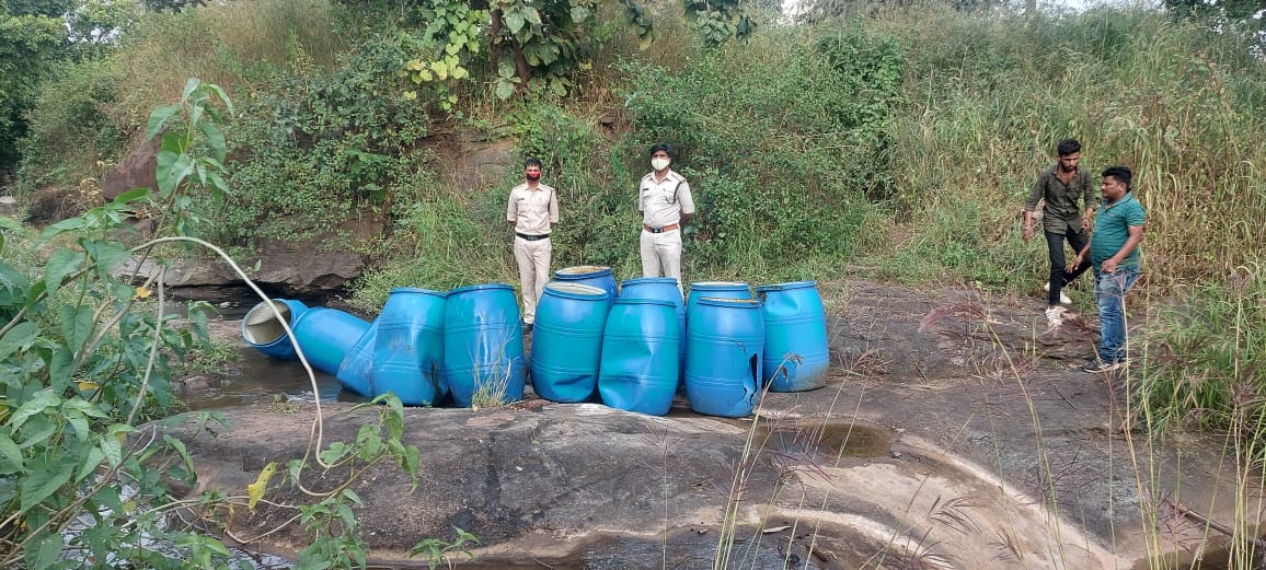 ग्रामीण अंचलों में आबकारी विभाग की ताबड़तोड़ कार्यवाही, 1000 किलोग्राम अवैध कच्ची शराब जप्त | New India Times