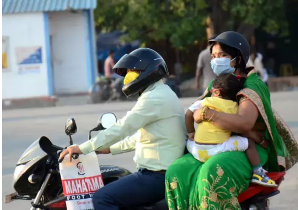 मोटर साइकिल पर ले जाए जा रहे बच्चे की सुरक्षा प्रावधानों के लिए बने नियम | New India Times
