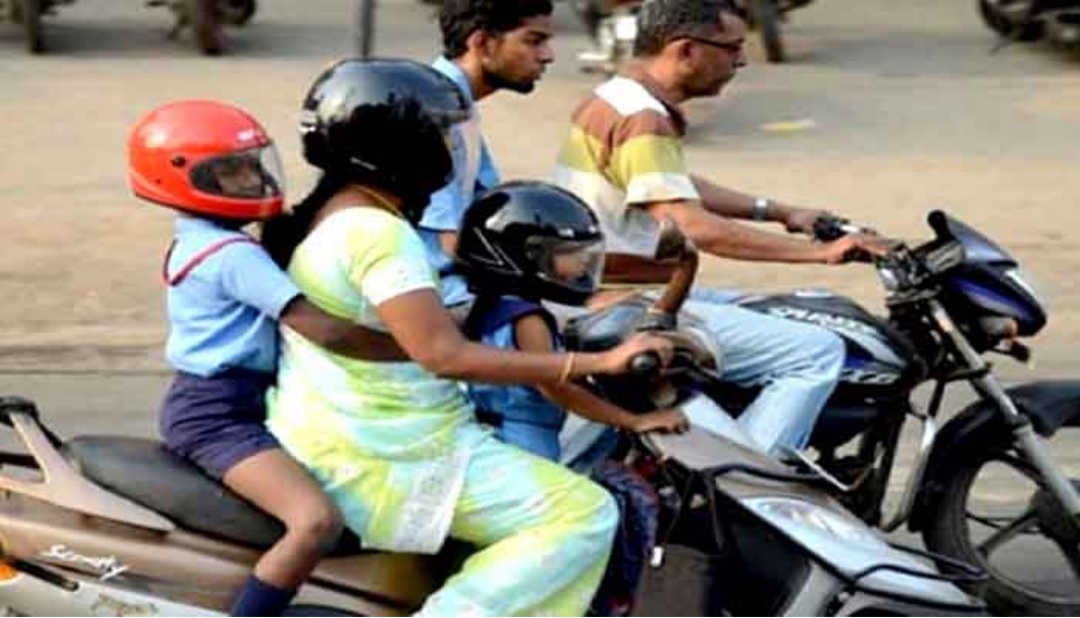 मोटर साइकिल पर ले जाए जा रहे बच्चे की सुरक्षा प्रावधानों के लिए बने नियम | New India Times