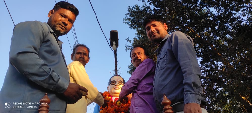 संविधान दिवस पर भाजपा कार्यकर्ताओं ने किया डॉक्टर भीमराव अंबेडकर की प्रतिमा पर माल्यार्पण | New India Times