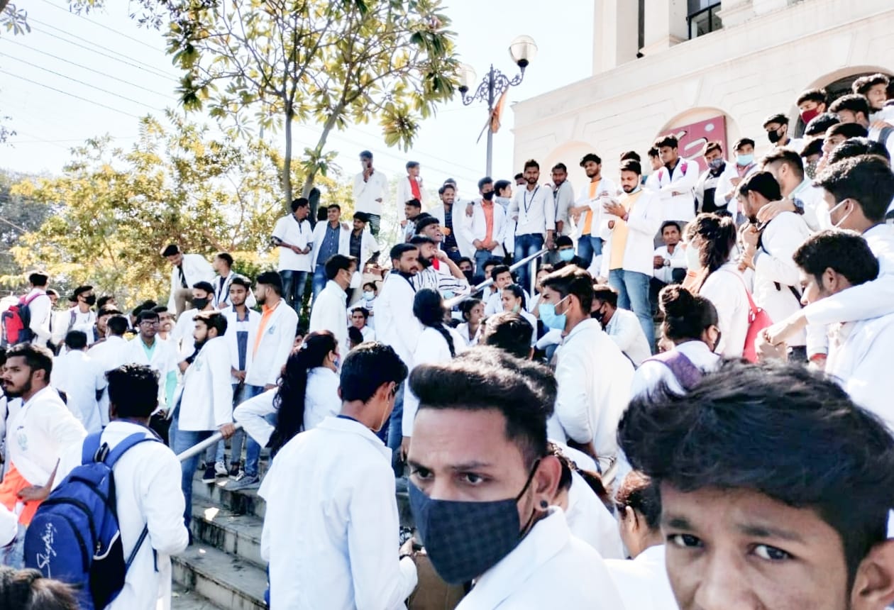 दो साल से नहीं कराई परीक्षा, शासन व मेडिकल विश्वविद्यालय जबलपुर को नोटिस जारी | New India Times