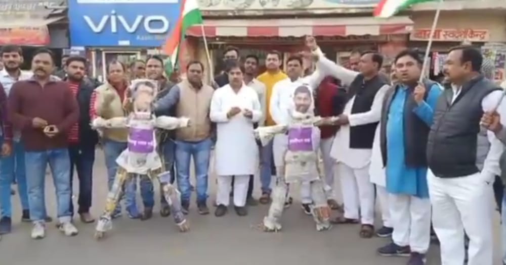 भाजपा मंत्री बिसाहुलाल सिंह एवं भाजपा के प्रदेश प्रभारी मुरलीधर राव द्वारा आपत्तिजनक टिप्पणी के विरोध में कांग्रेसियों ने किया पुतला दहन | New India Times