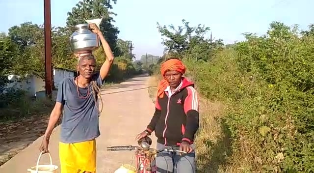 पहाड़ी चढ़कर पानी लाने को मजबूर हैं ग्रामवासी, जिम्मेदारों द्वारा नहीं की जा रही है कोई व्यवस्था | New India Times